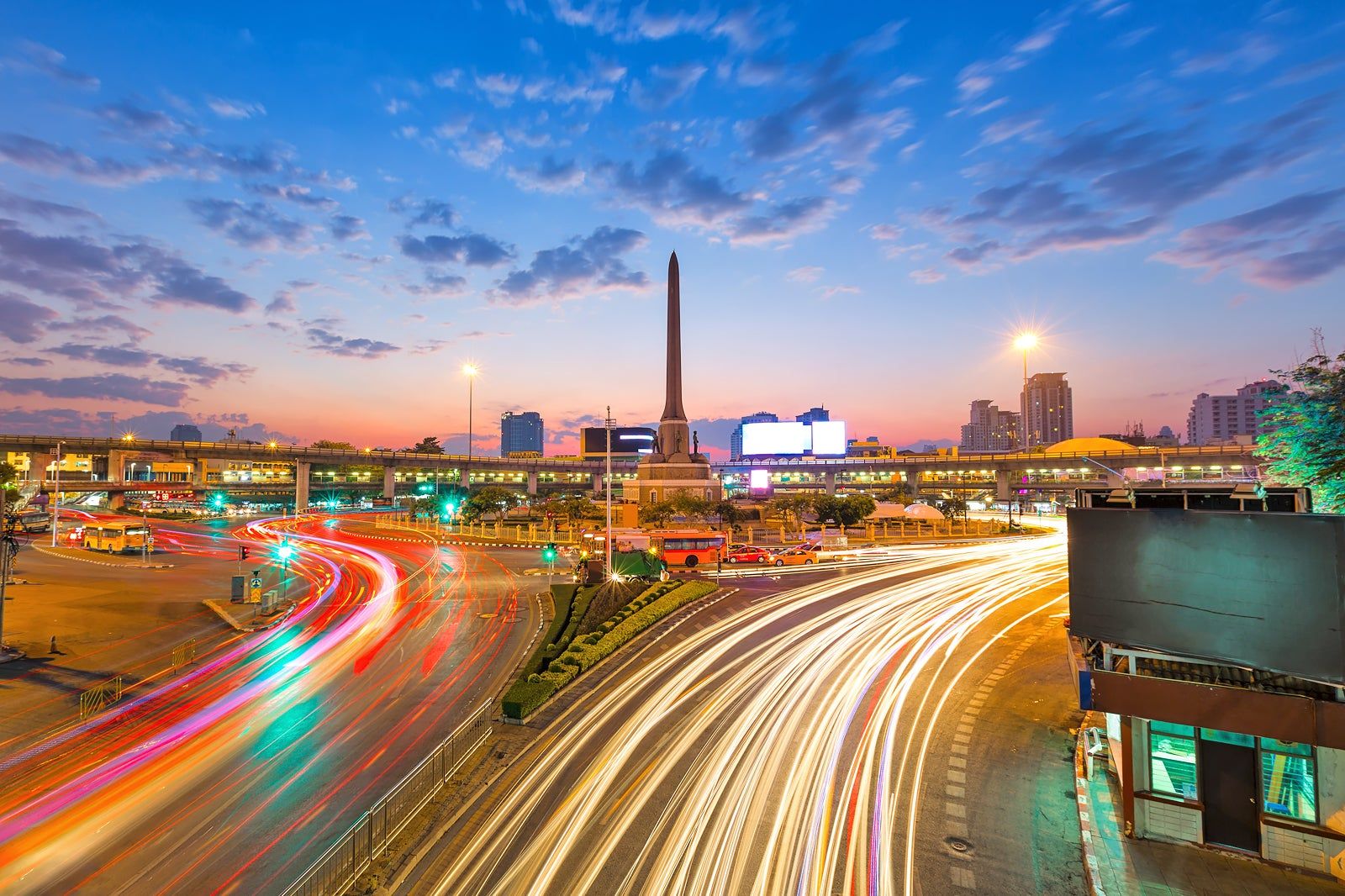 Best Places to Go Shopping near Victory Monument