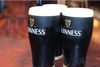 Foto de <a href="https://pixabay.com/en/beer-guinness-glass-pint-pub-bar-2822927/" target="_blank" rel="noreferrer">RyedaleWeb</a> (<a href="https://creativecommons.org/share-your-work/public-domain/cc0/" target="_blank" rel="noreferrer">CC0</a>) modificada