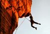 Foto de <a href="https://pixabay.com/photos/climbing-rock-climbing-overhang-2264698/" target="_blank" rel="noreferrer">wallace769</a> (<a href="https://creativecommons.org/share-your-work/public-domain/cc0/" target="_blank" rel="noreferrer">CC0</a>)  modificada