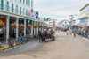 Foto de <a href="https://commons.wikimedia.org/wiki/File:Mackinac_Island%27s_main_town,_looking_west._Transportation_on_the_island_is_by_horse,_bike,_or_foot..jpg" target="_blank" rel="noreferrer">n8huckins</a> (<a href="https://creativecommons.org/licenses/by-sa/4.0/" target="_blank" rel="noreferrer">CC BY-SA 4.0</a>) modificada