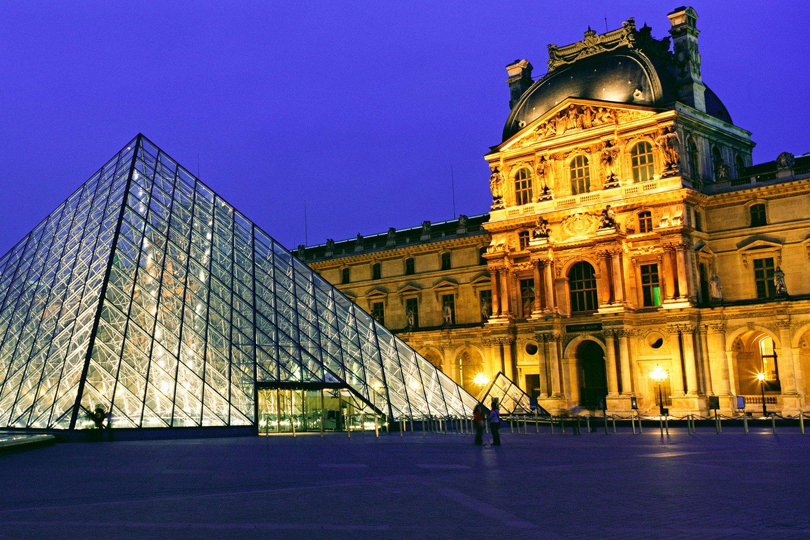 Le Louvre Museum at night