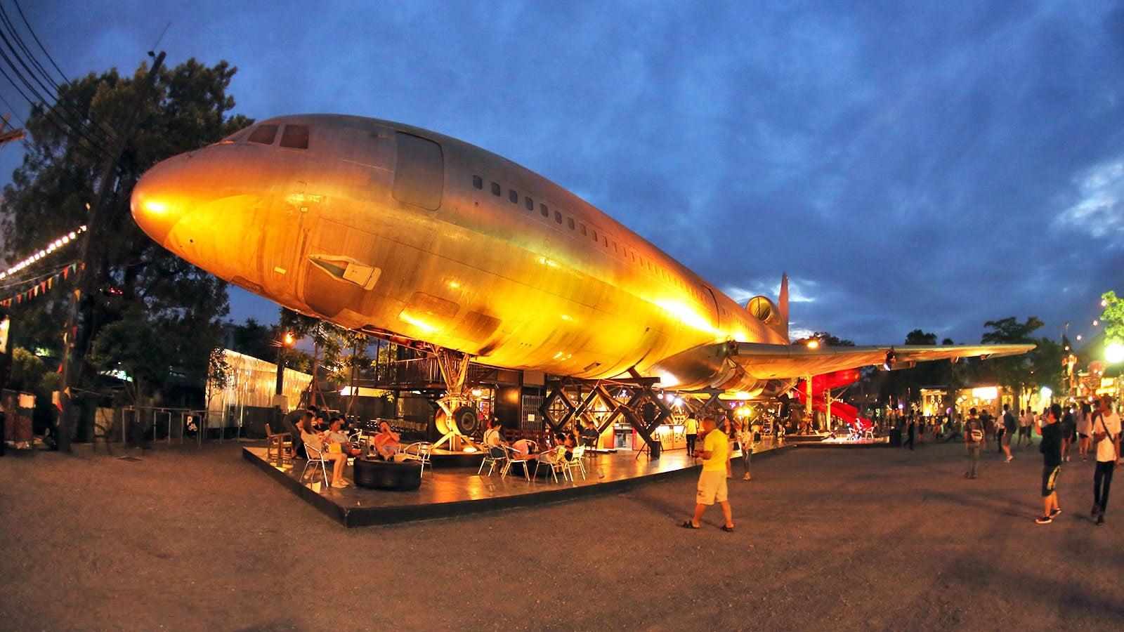 Chang Chui Bangkok Plane Market