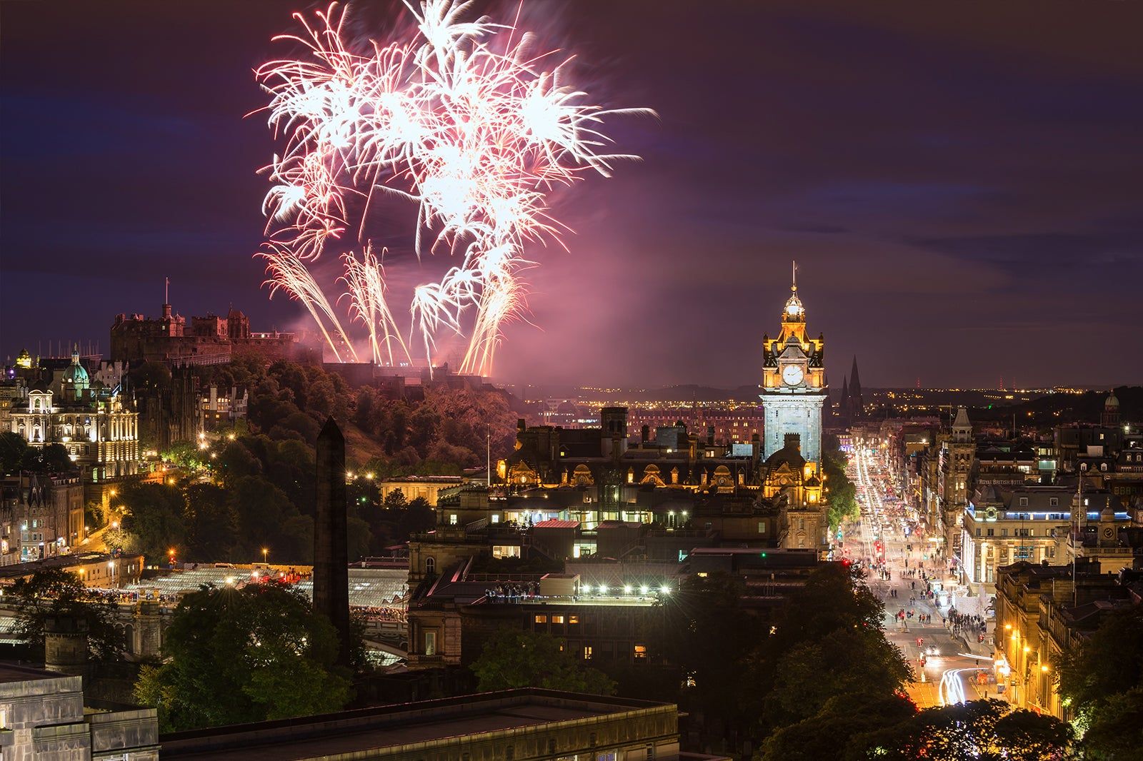 El paisaje urbano de Edimburgo con fuegos artificiales