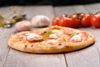 Foto de <a href="https://pixabay.com/photos/pizza-gourmet-margherita-pizza-2446700/" target="_blank" rel="noreferrer">heinanlan</a> (<a href="https://creativecommons.org/share-your-work/public-domain/cc0/" target="_blank" rel="noreferrer">CC0</a>) modificada