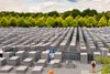 Foto de <a href="https://commons.wikimedia.org/wiki/File:Berlin_Holocaust_Memorial_-_panoramio.jpg" target="_blank" rel="noreferrer">Laima Gūtmane (simka…</a> (<a href="https://creativecommons.org/licenses/by-sa/3.0/" target="_blank" rel="noreferrer">CC BY-SA 3.0</a>) modificada
