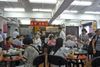Foto de <a href="https://commons.wikimedia.org/wiki/File:HK_Sai_Ying_Pun_Lin_Heung_Kui_restaurant_interior_n_visitors_Aug-2012.JPG" target="_blank" rel="noreferrer">EahJoseph</a> (<a href="https://creativecommons.org/licenses/by-sa/3.0/" target="_blank" rel="noreferrer">CC BY-SA 3.0</a>)  modificada