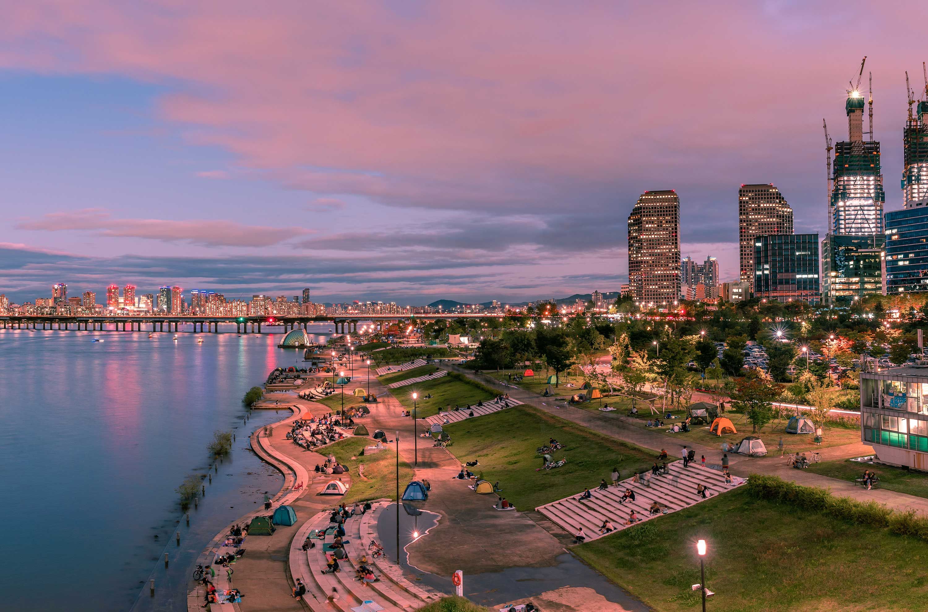 Seoul waterfront with curving shoreline and a bridge. 
