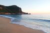 Foto de <a href="https://pixabay.com/photos/beach-alanya-antalya-marine-turkey-2357321/" target="_blank" rel="noreferrer">Engin_Akyurt</a> (<a href="https://creativecommons.org/share-your-work/public-domain/cc0/" target="_blank" rel="noreferrer">CC0</a>)  modificada