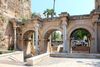Foto de <a href="https://commons.wikimedia.org/wiki/File:Hadrian%27s_Gate,_Antalya_01.jpg" target="_blank" rel="noreferrer">Bernard Gagnon</a> (<a href="https://creativecommons.org/licenses/by-sa/3.0/" target="_blank" rel="noreferrer">CC BY-SA 3.0</a>)  modificada