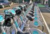 Foto de <a href="https://commons.wikimedia.org/wiki/File:Vancouver_Mobi_bike_share_near_BC_Place_stadium_in_Downtown_Vancouver.jpg" target="_blank" rel="noreferrer">Wakasui</a> (<a href="https://creativecommons.org/licenses/by-sa/4.0/" target="_blank" rel="noreferrer">CC BY-SA 4.0</a>) modificada