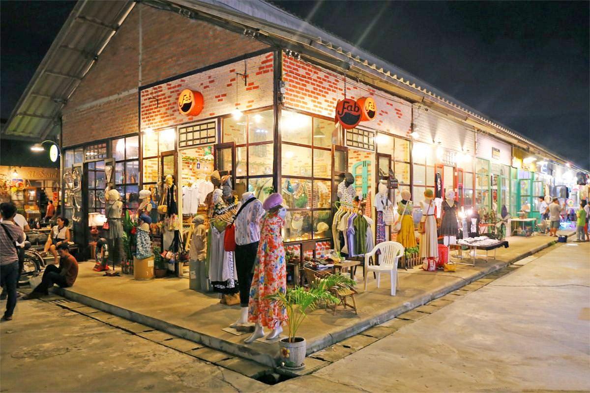 Rod Fai Night Market in Bangkok