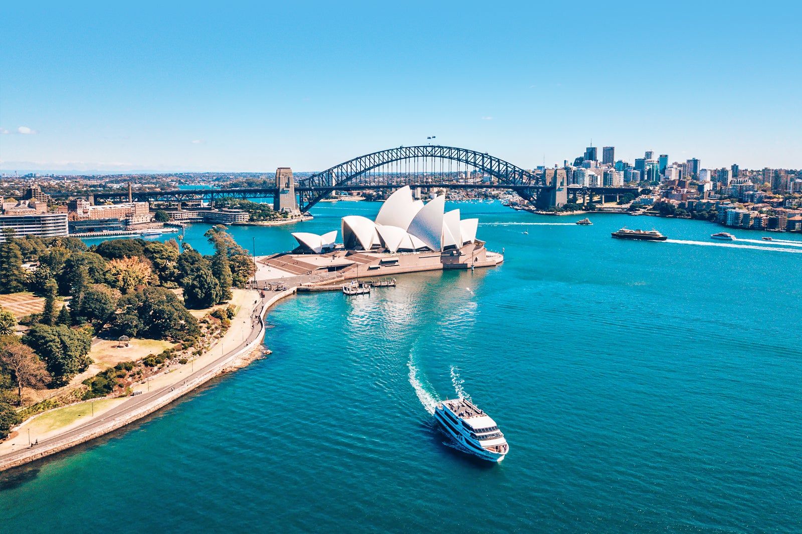 Sidney Harbor with the Harbor bridge and the Opera House.