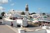 foto por <a href="https://commons.wikimedia.org/wiki/File:Teguise,_Markt.jpg" target="_blank" rel="noreferrer">Wiki05</a> (<a href="https://creativecommons.org/publicdomain/zero/1.0/" target="_blank" rel="noreferrer">CC0 1.0</a>) modificada