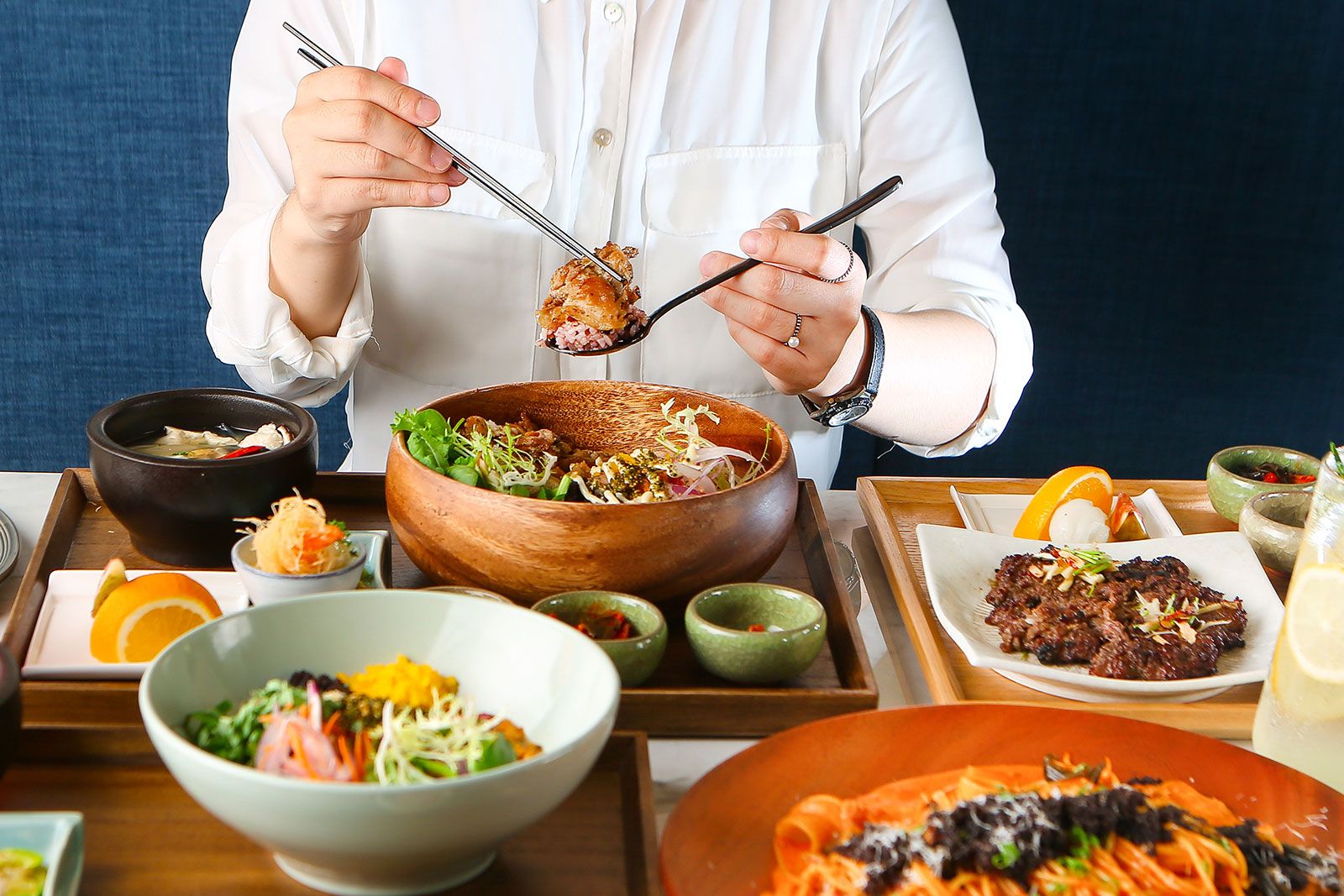 A man-eating ramen from a bowl.