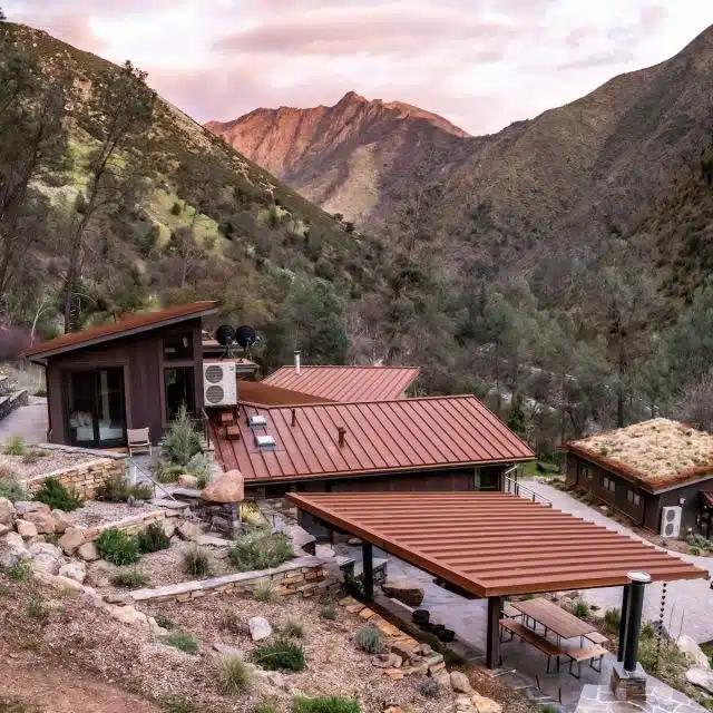 A contemporary Vrbo with a view of a canyon near Yosemite