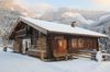 Eine eingeschneite Berghütte aus Holz, im Hintergrund eine Berglandschaft