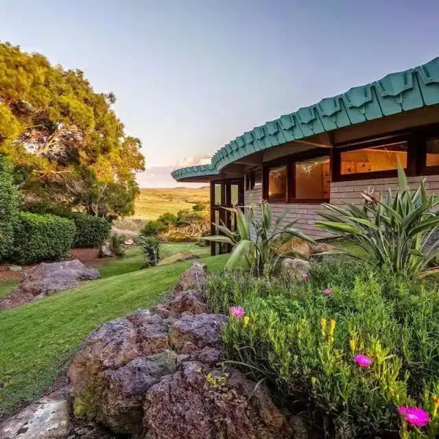 The curved lines of a Frank Lloyd Wright-designed Vrbo in Hawaii