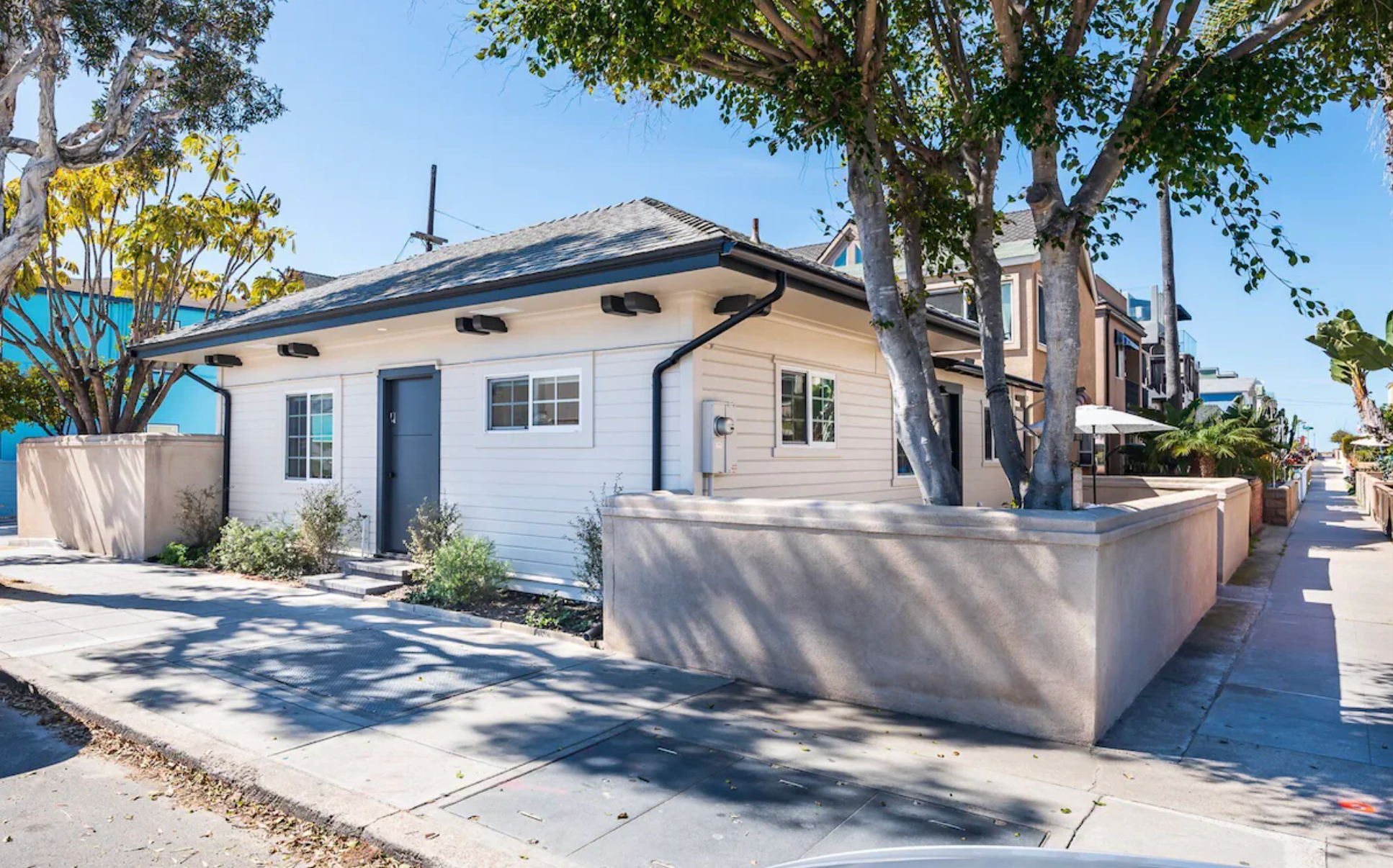 A whitewashed Vrbo in San Diego just steps from the beach