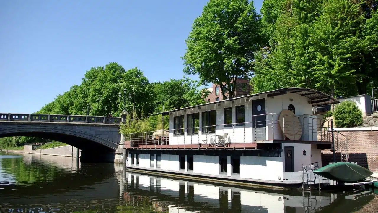 Hausboot Peissnitz - Eilbekkanal, Hamburg - House Exterior
