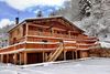 Grand chalet en bois sous la neige dans une vallée, à La Bresse dans les Vosges, disponible sur Abritel