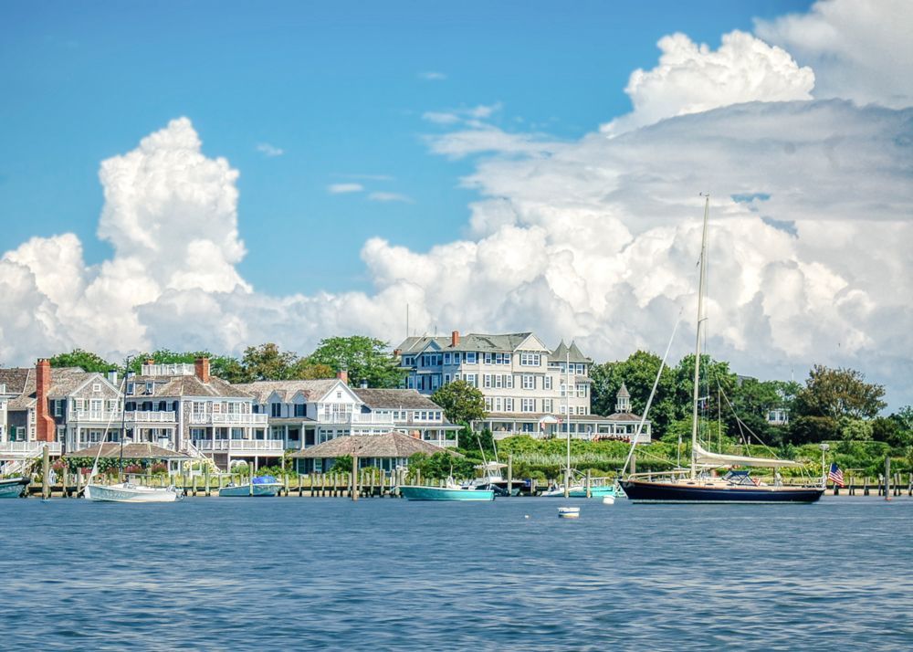 ロードアイランド州ニューポートの沿岸を漂うボート