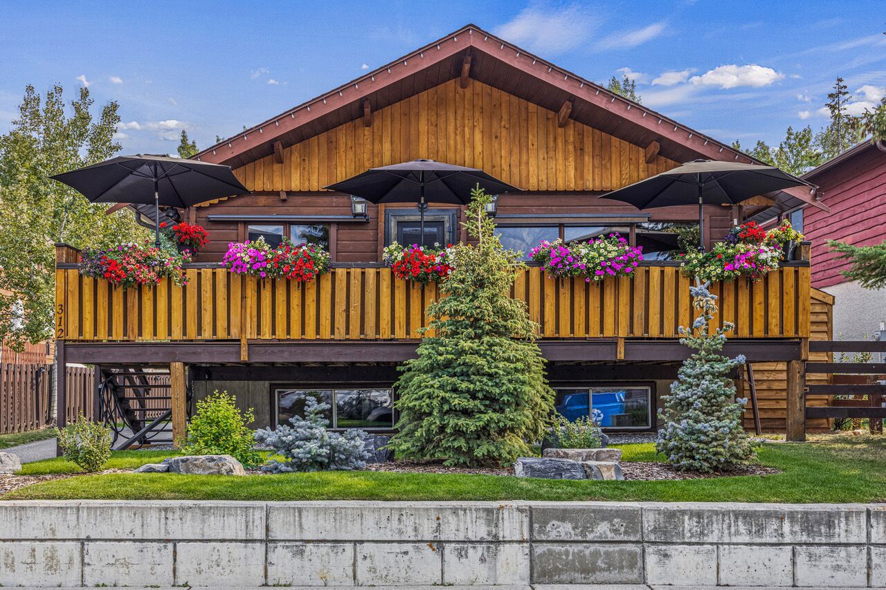 Rustic Chic Banff Mountain Home - Banff, Alberta - Exterior