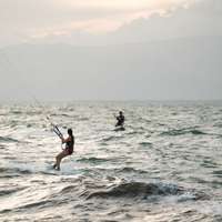 Kiteboarders in the ocean off the coast of Chame, Panamaa Oeste Province, Panama