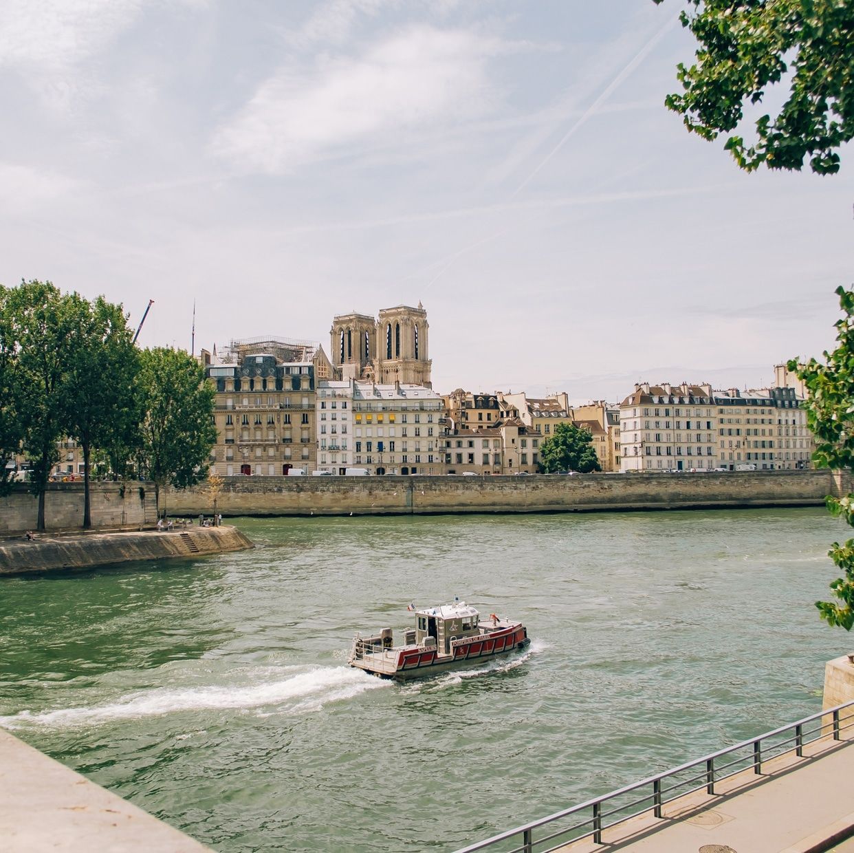 A boat on the Seine, Parisan