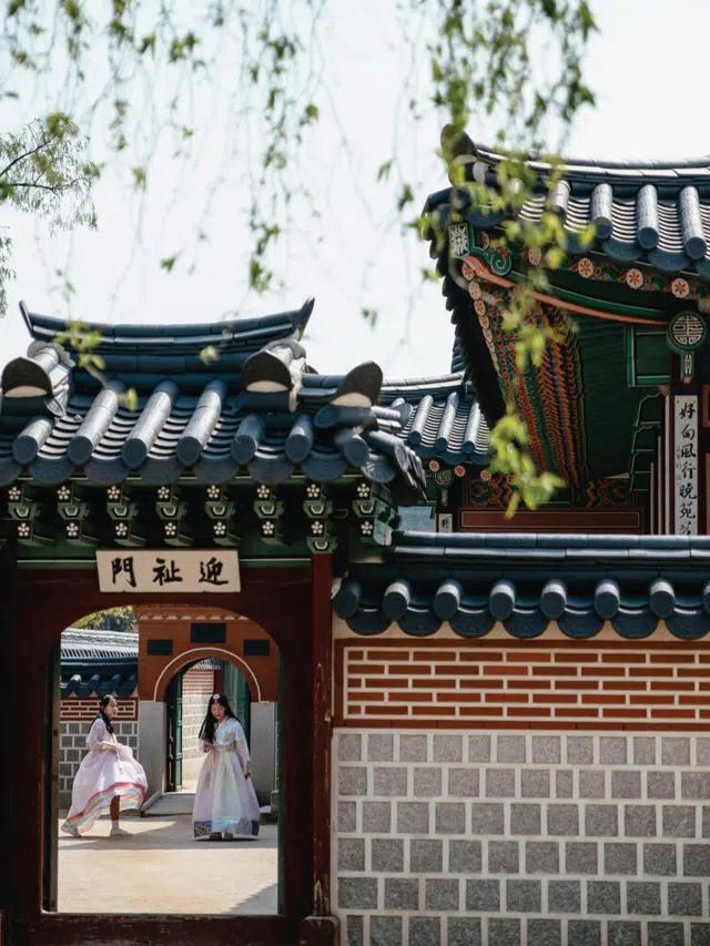 The ornate gateway and roofs at Gyeongbokgung Palace, Seoul