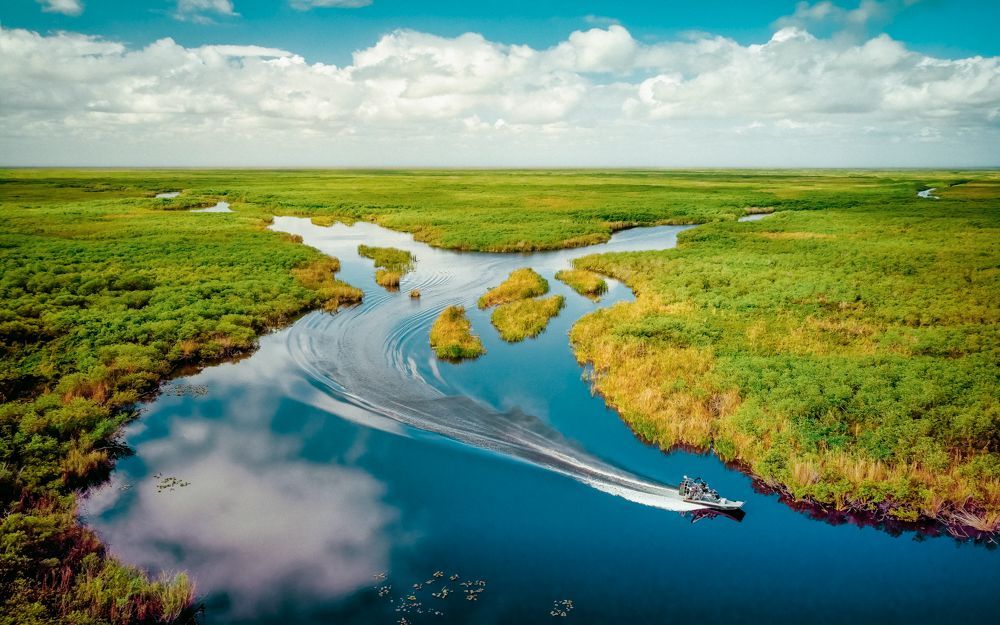 フロリダのエバーグレーズでのボートツアーの航空写真