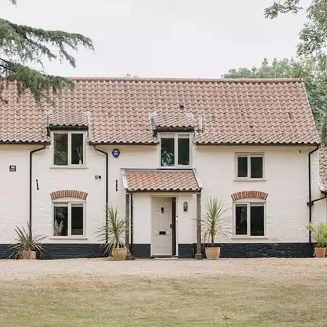 The pretty exterior of a pan-tiled Vrbo in Norfolk, England