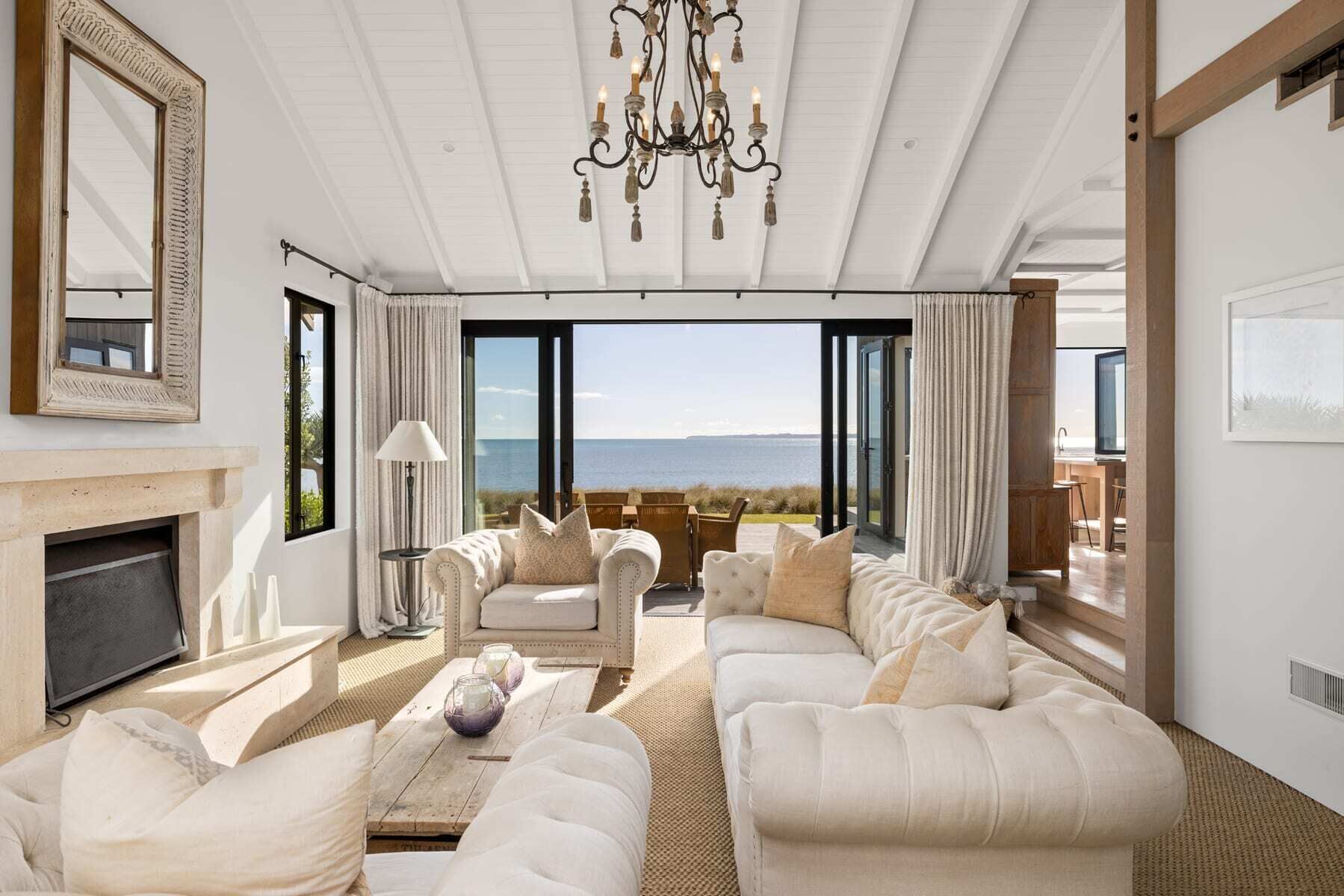 Beachfront Mediterranean Villa - Bay of Plenty, New Zealand - Living room