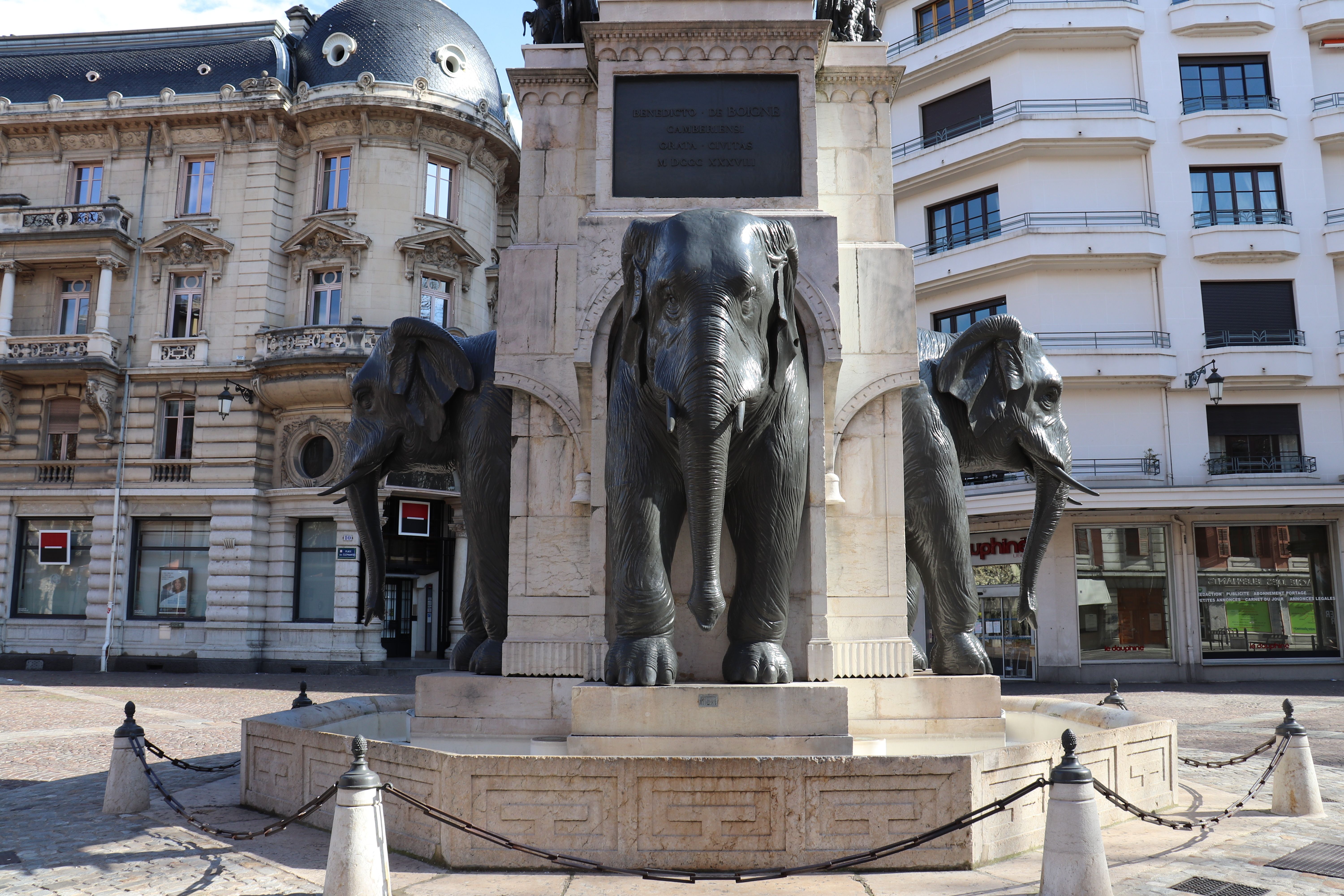 fontaine des elephants in chamery