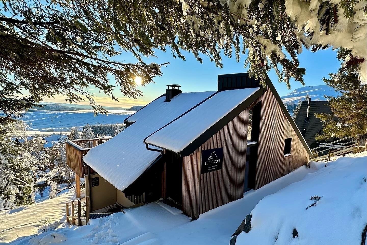 Chalet en bois au-dessus d’une vallée paisible et enneigée à Super-Besse dans le Puy-de-Dôme, disponible sur Abritel