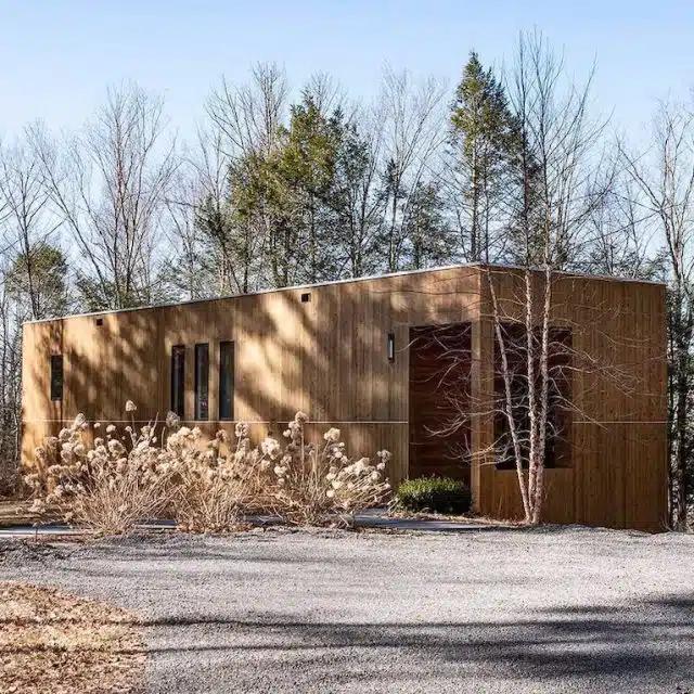 A modern cabin Vrbo in the woods in the Hudson Valley