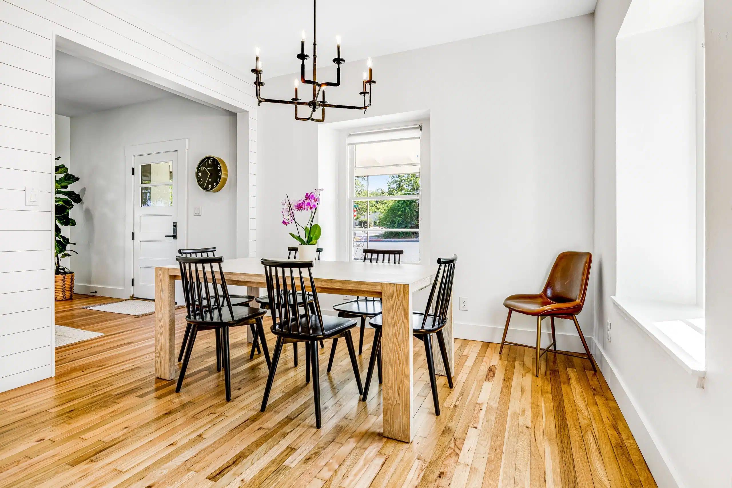 The modern dining room of a Vrbo in Fredericksburg, Texas