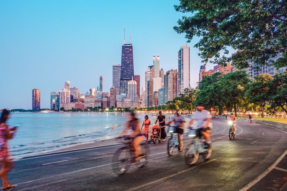 シカゴのスカイライン前の前を走るサイクリストたち