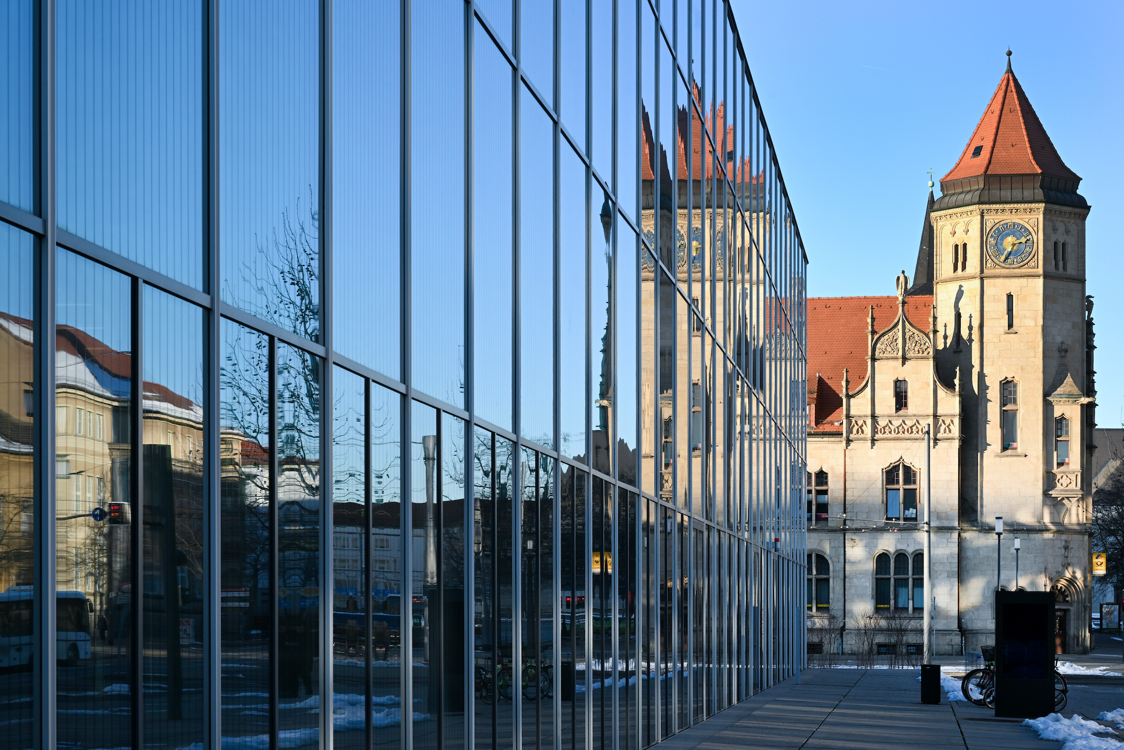 Il vetro moderno riflette lo storico municipio di Dessau-Roßlau. | Foto: Volkmar Heinz