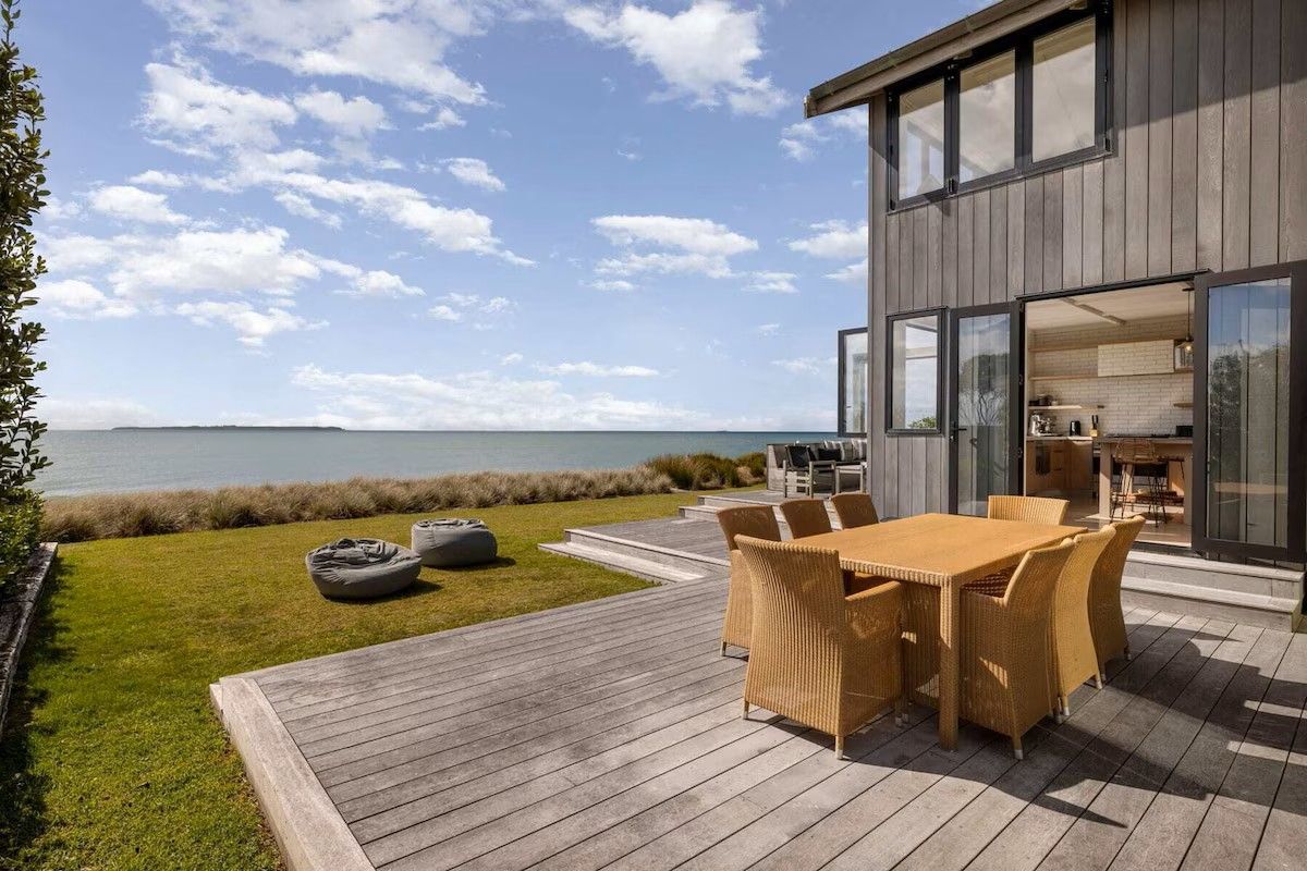 Beachfront Mediterranean Villa - Bay of Plenty, New Zealand - Veranda