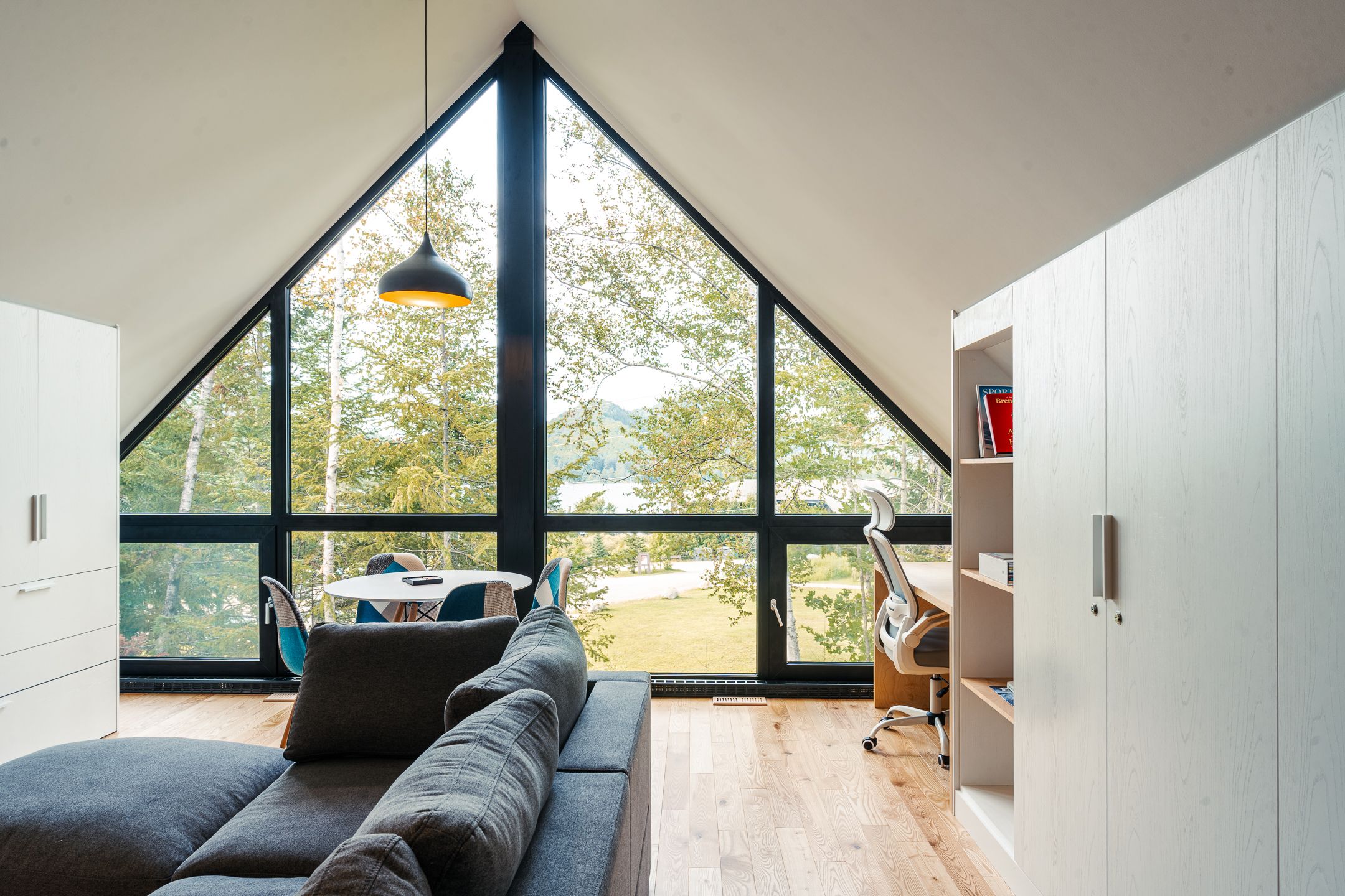 Bright Chalet - Lac-Supérieur, Quebec - Living Room