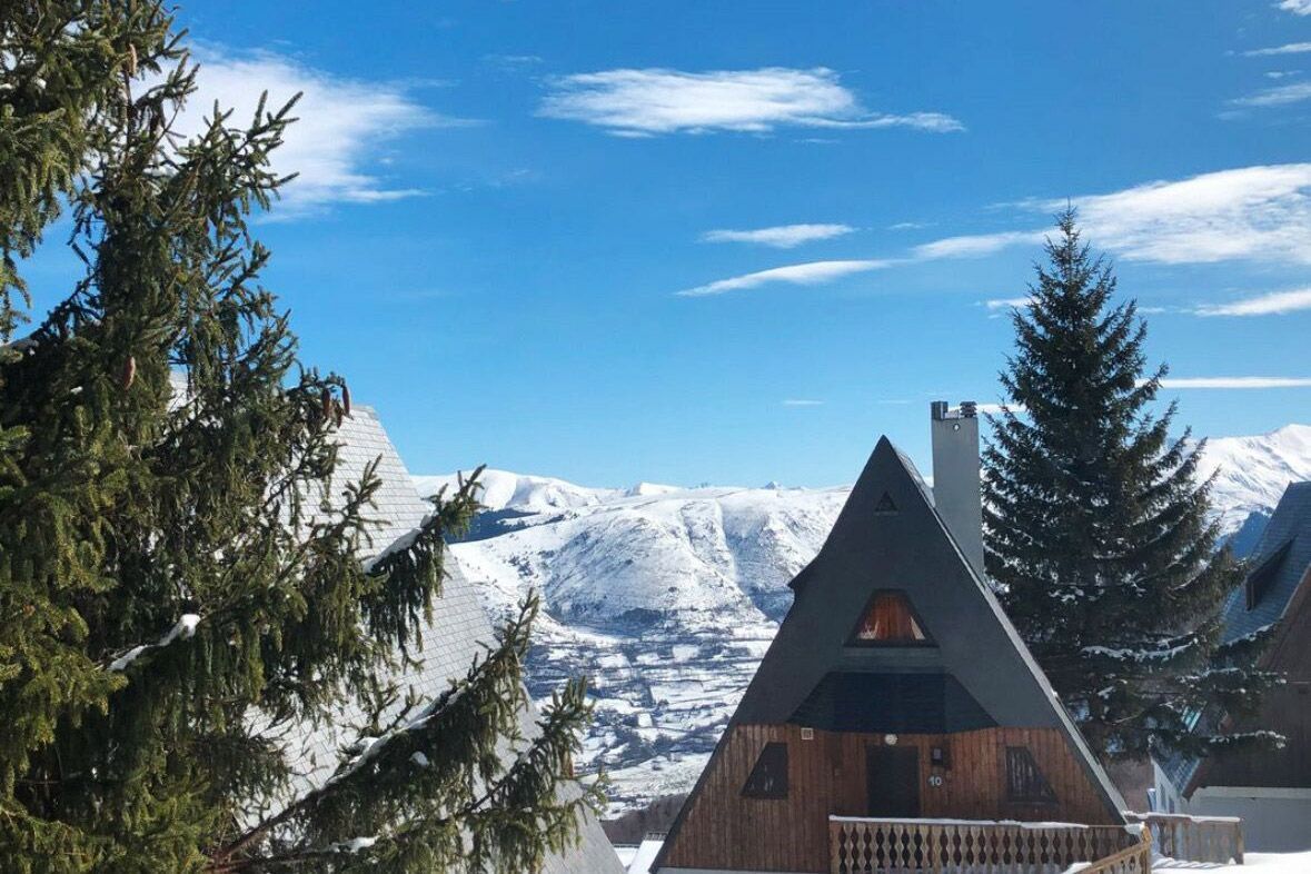 Chalet contemporain face à la vallée enneigée à Saint-Lary dans les Hautes-Pyrénées, disponible sur Abritel
