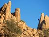 Una persona desciende unas rocas en rapel en el Parque Nacional Joshua Tree