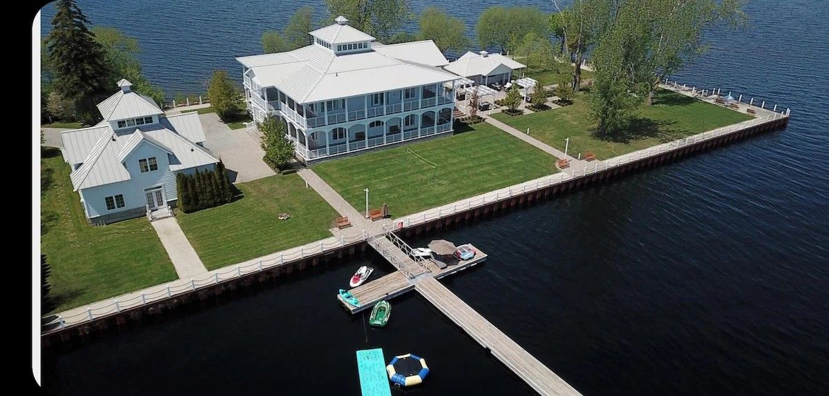 Gorgeous Cottage - Port McNicoll, Ontario - Exterior