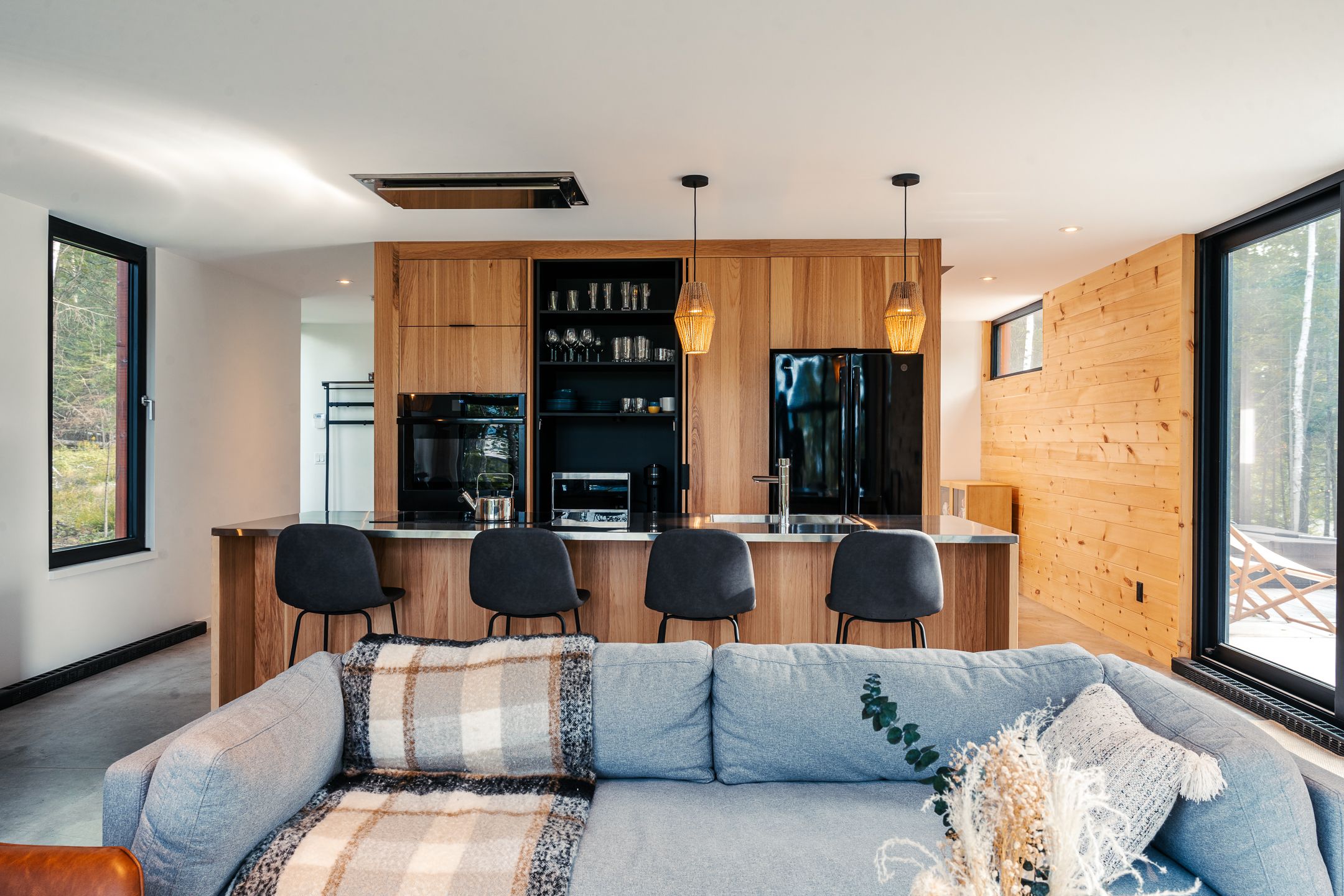 Bright Chalet - Lac-Supérieur, Quebec - Kitchen and Living Room