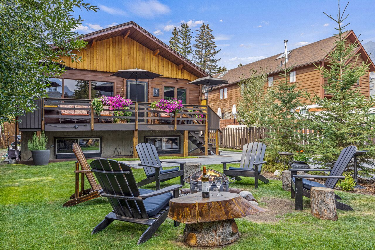 Rustic Chic Banff Mountain Home - Banff, Alberta - Exterior