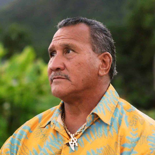 Surfing Hawaii’s “miracle” shore | Expedia Magazine