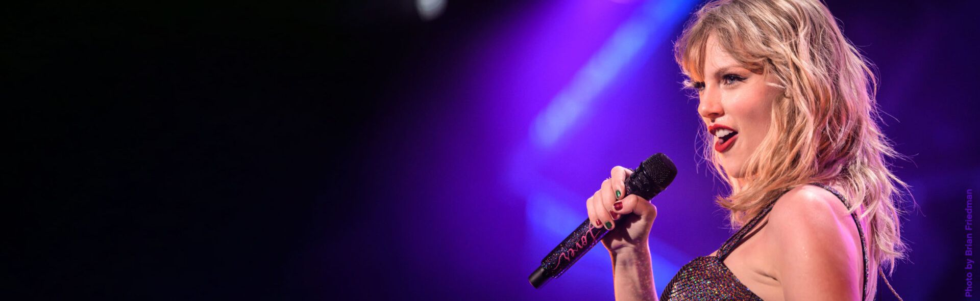 An image of Taylor Swift in concert