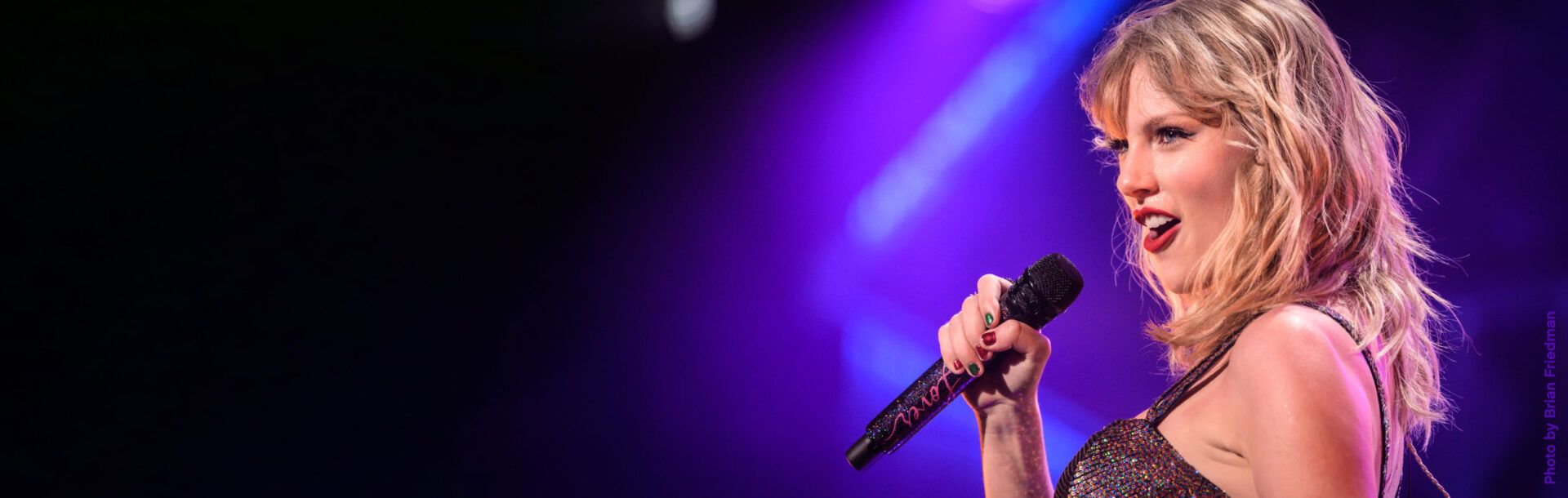 An image of Taylor Swift in concert