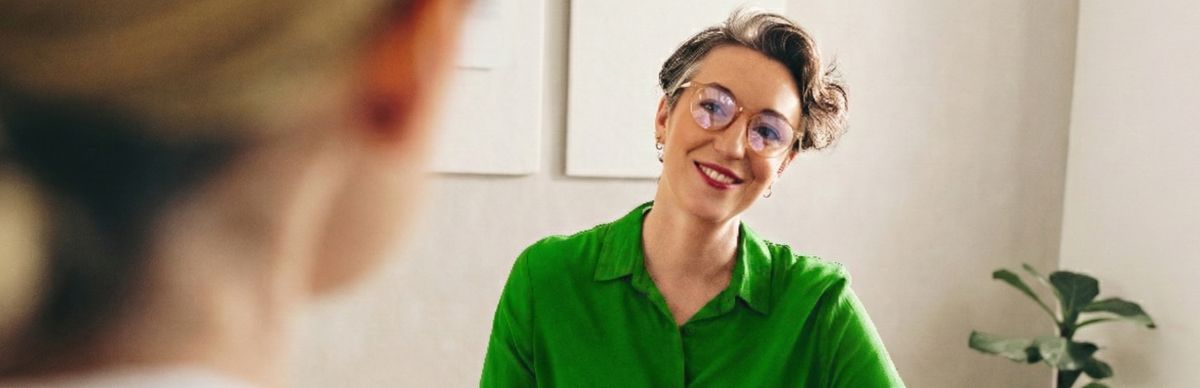 CX expert explaining benefits of Voice AI to customer