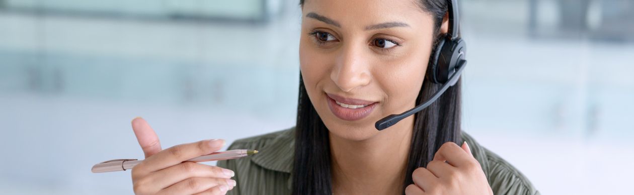 An image of a contact center rep talking on the phone